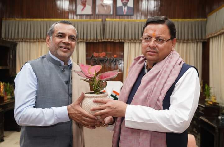 CM धामी से सुप्रसिद्ध फ़िल्म अभिनेता परेश रावल ने भेंट की