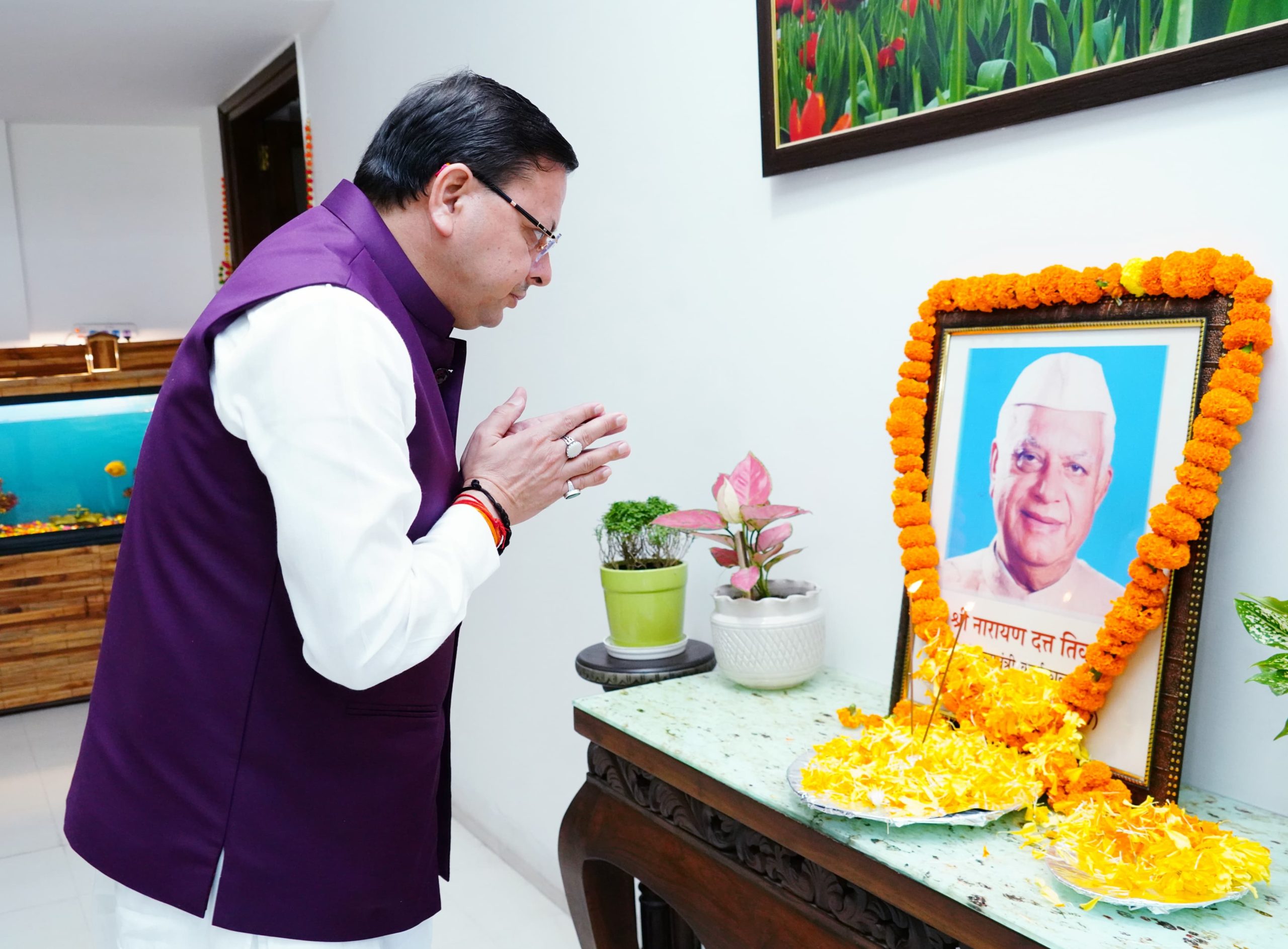 CM धामी ने पूर्व मुख्यमंत्री नारायण दत्त तिवारी की जयंती और पुण्यतिथि पर उनके चित्र पर श्रद्धा सुमन अर्पित कर श्रद्धांजलि दी