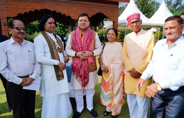 CM धामी से मुख्यमंत्री आवास में जनप्रतिनिधियों, अधिकारियों एवं राज्य के विभिन्न क्षेत्रों से आए अनेक लोगों ने भेंट कर उन्हें दीपावली की शुभकामनाएं दी