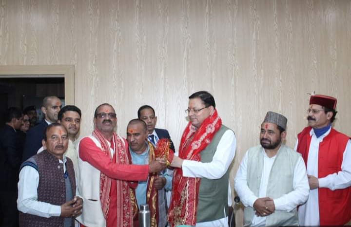 CM धामी पहुंचे उत्तरकाशी,यमुनोत्री एवं गंगोत्री मंदिर समिति के पदाधिकारियों द्वारा भव्य स्वागत किया