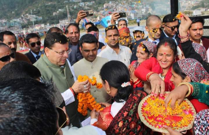 CM धामी का नवनिर्मित जोशियाड़ा हेलीपैड पर भव्य स्वागत हुआ