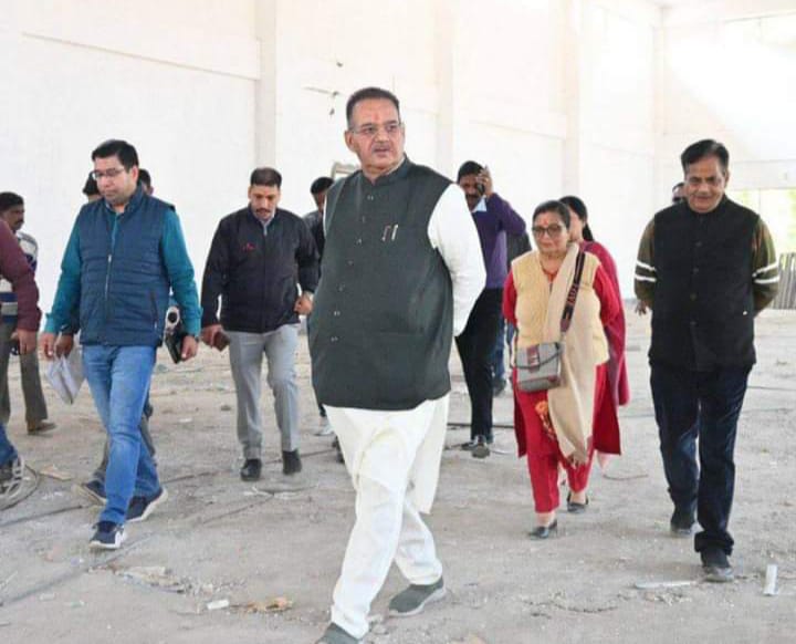 मंत्री गणेश जोशी ने किया गढ़ी कैंट में निर्माणााधीन सामुदायिक भवन का निरीक्षण