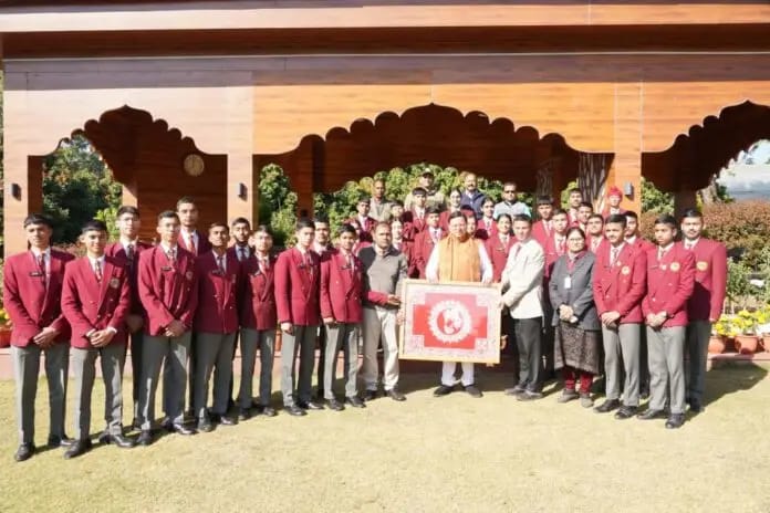 सैनिक स्कूल घोड़ाखाल से शैक्षिक भ्रमण के लिए आये विद्यार्थियों ने की सीएम धामी से भेंट