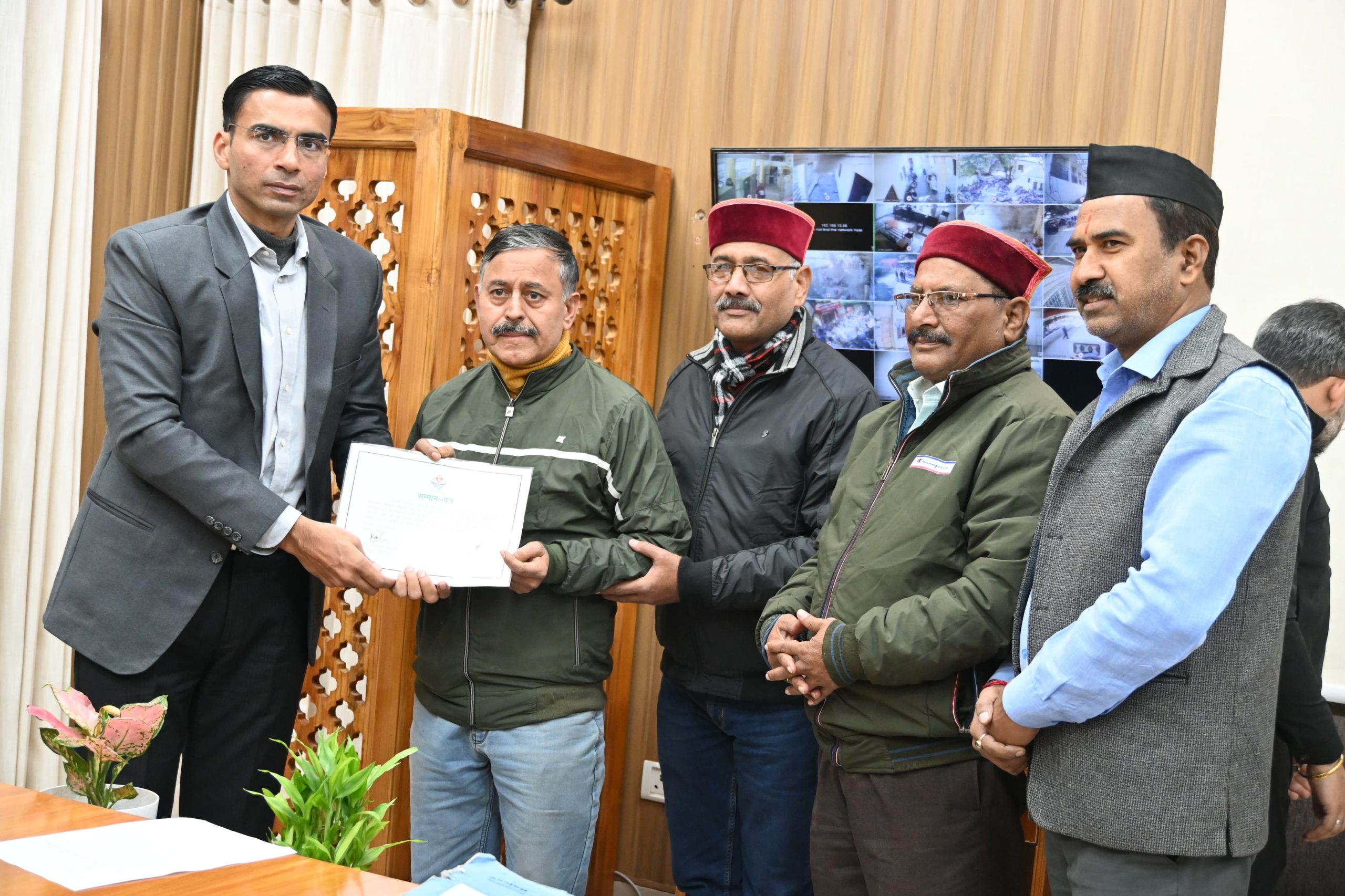 डीएम ने दिलाया राज्य आंदोलनकारी के परिजन को सम्मान पत्र