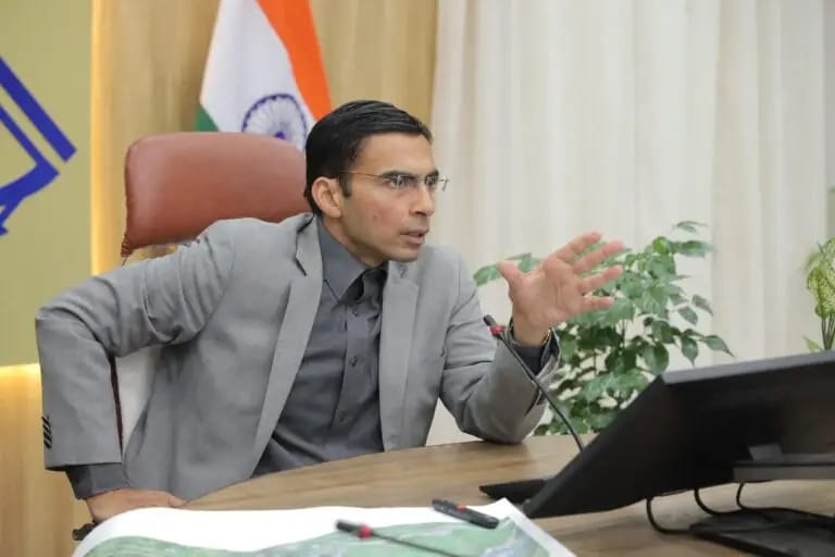 डीएम अध्यक्षता में हुई सीएम हेल्पलाईन एवं केंद्रीकृत लोक शिकायत निवारण और निगरानी प्रणाली सीपीग्राम में लम्बित शिकायतों के सम्बन्ध में समीक्षा बैठक
