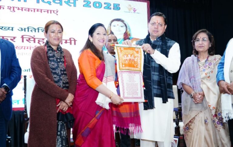सीएम धामी ने विभिन्न क्षेत्रों में उत्कृष्ट कार्य करने वाली महिलाओं को किया सम्मानित