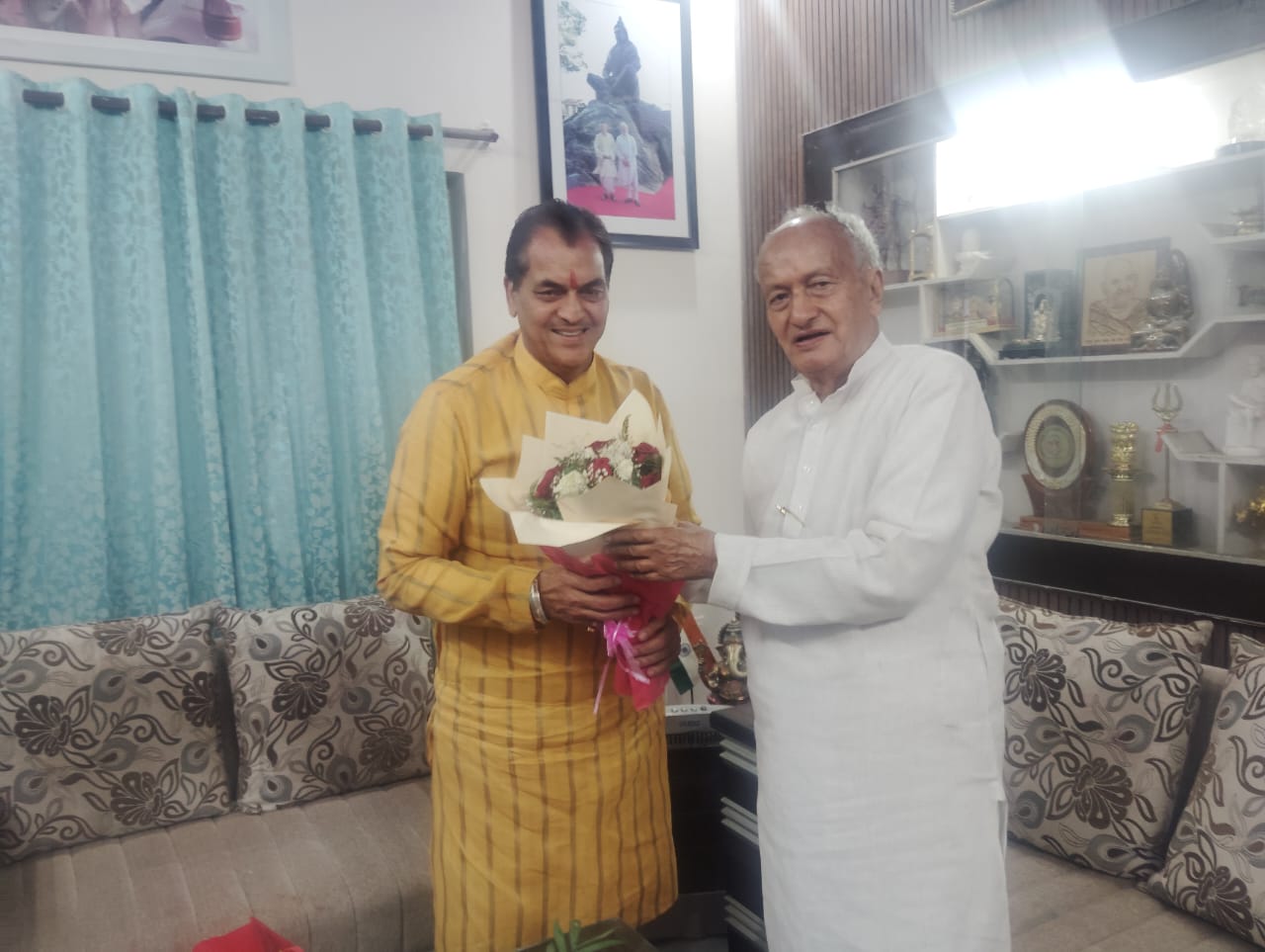 कैबिनेट मंत्री डा. प्रेमचंद अग्रवाल ने पूर्व मुख्यमंत्री व राज्यपाल महाराष्ट्र भगत सिंह कोश्यारी से शिष्टाचार भेंट की