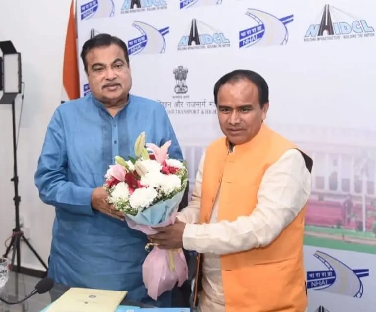 केन्द्रीय सड़क परिवहन मंत्री से मिले कैबिनेट मंत्री डॉ. रावत
