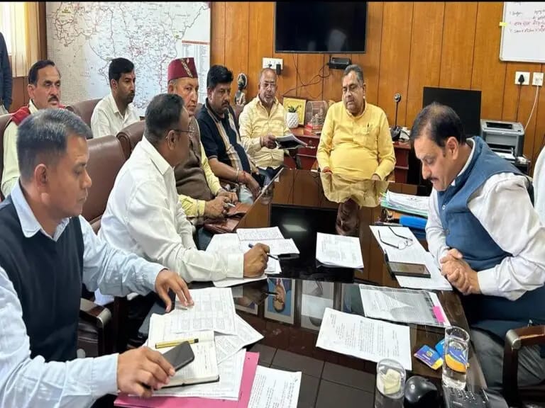 सहसपुर विधायक ने पीड़ब्लूडी अधिकारियों के साथ की महत्वपूर्ण बैठक