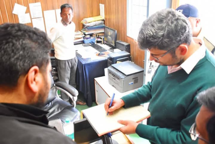 जिला आबकारी अधिकारी मिले कार्यालय से नदारद, जिलाधिकारी ने की सर्विस ब्रेक