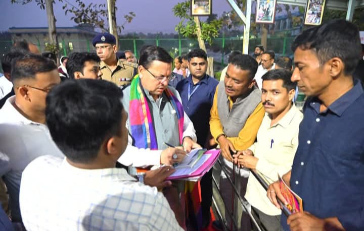 CM धामी ने कैम्प कार्यालय लोहिया हेड में जनता से मिले व उनकी समस्याएं सुनीं