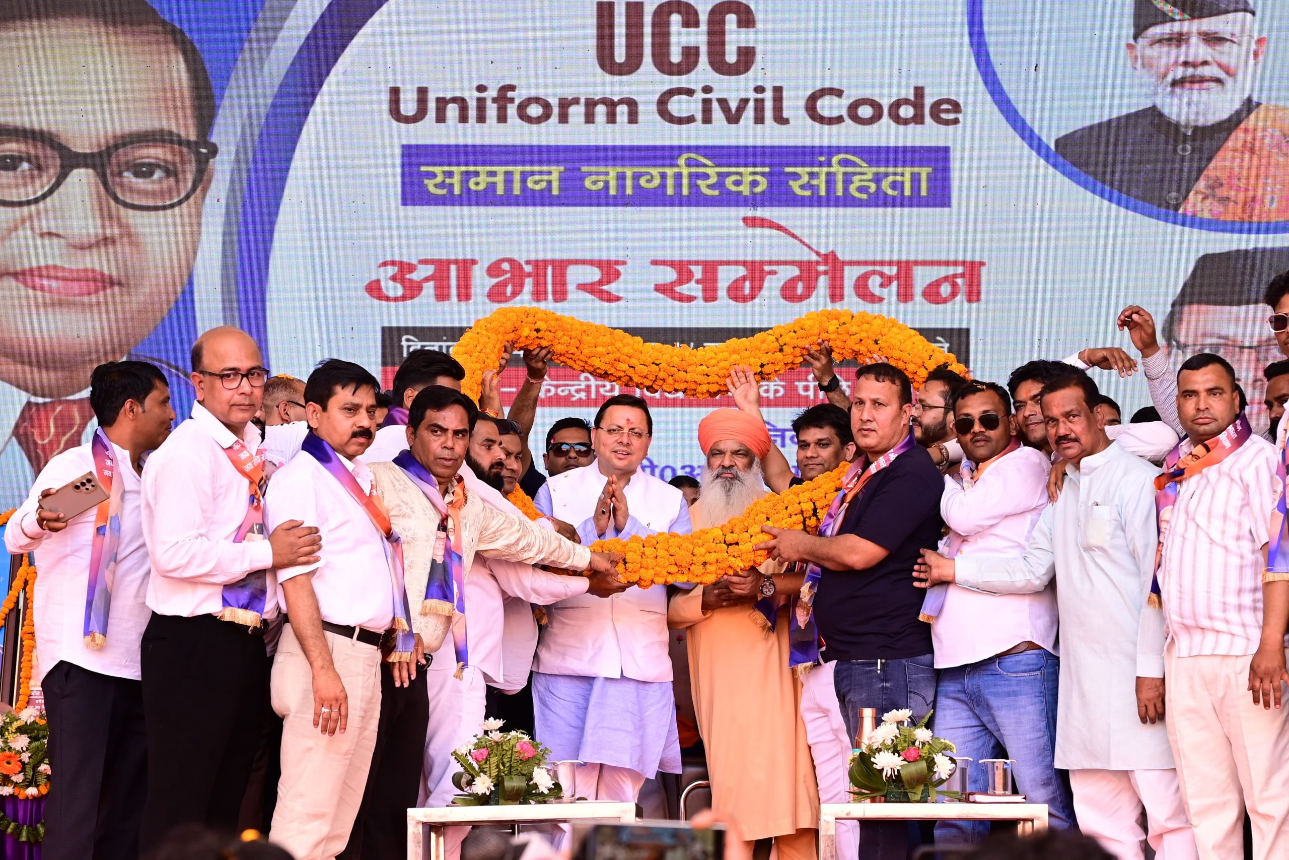 मुख्यमंत्री धामी को यूसीसी लागू करने पर हरिद्वार में आयोजित कार्यक्रम में किया सम्मानित
