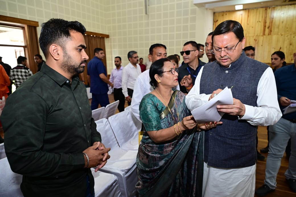 मुख्यमंत्री धामी ने लोगों की सुनी समस्याएं, अधिकारियों को दिए समाधान के निर्देश