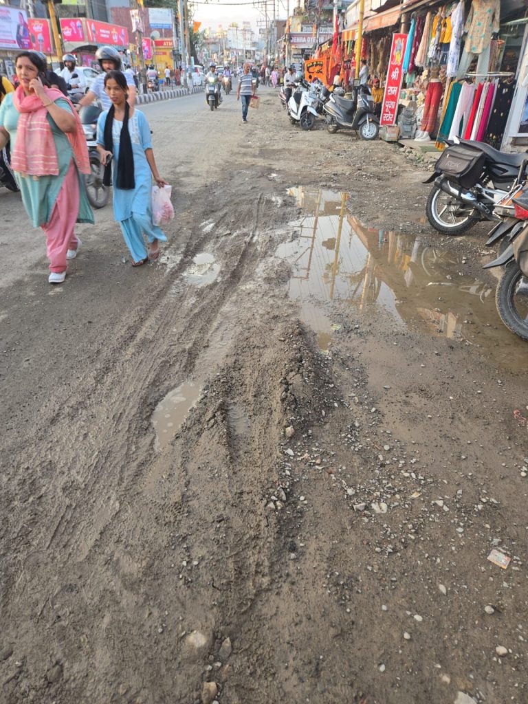 अनुमति सुरक्षित सड़क खुदान की थी, जनसुरक्षा से खिलवाड़ की नहींः-डीएम दून