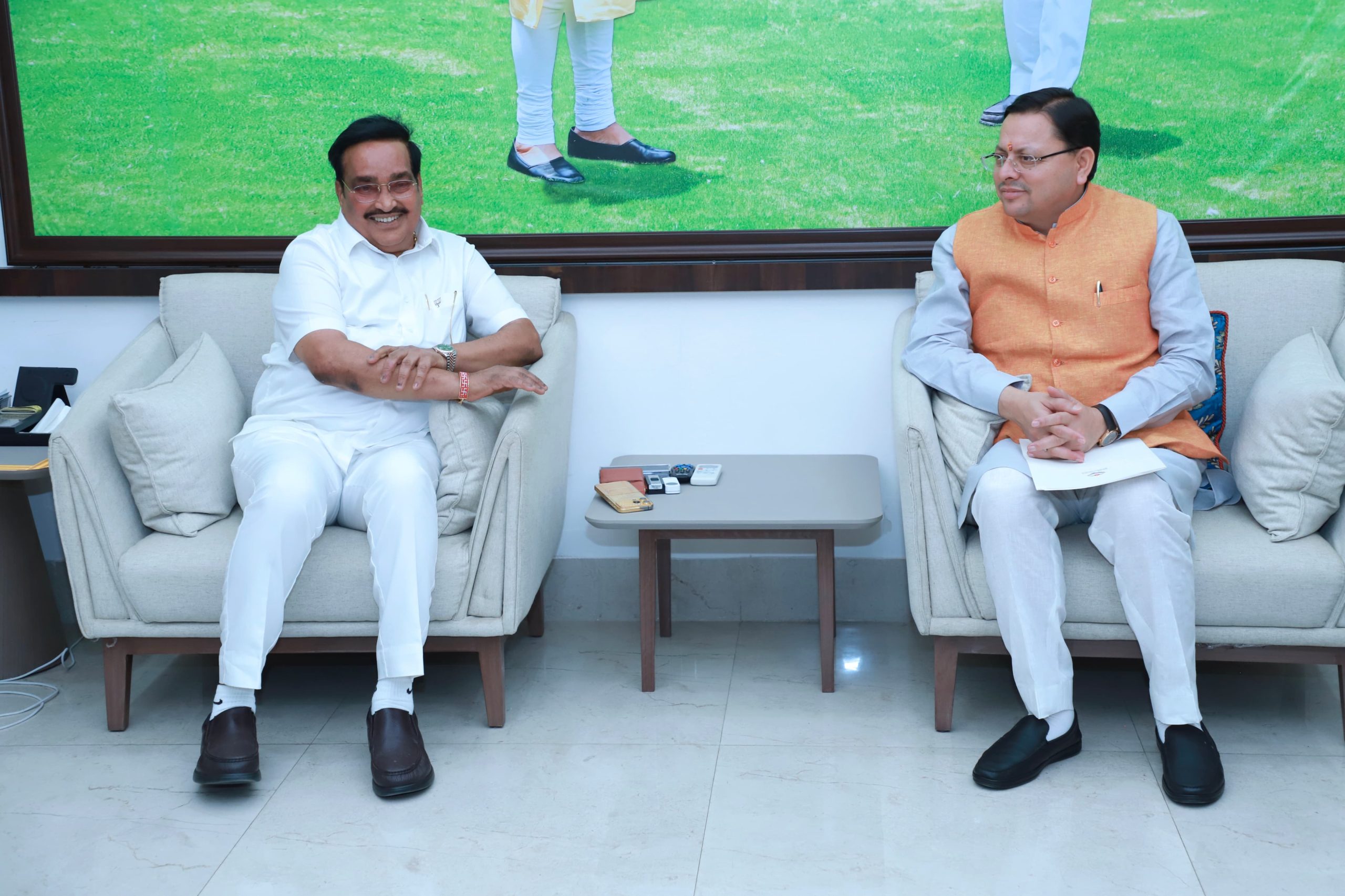 मुख्यमंत्री धामी ने जलशक्ति मंत्री से की मुलाकात, 8 जलविद्युत परियोजनाओं के लिए सहयोग का अनुरोध