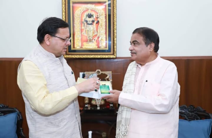 दिल्ली में सीएम धामी की केंद्रीय मंत्री नितिन गडकरी के साथ हुई मुलाकात