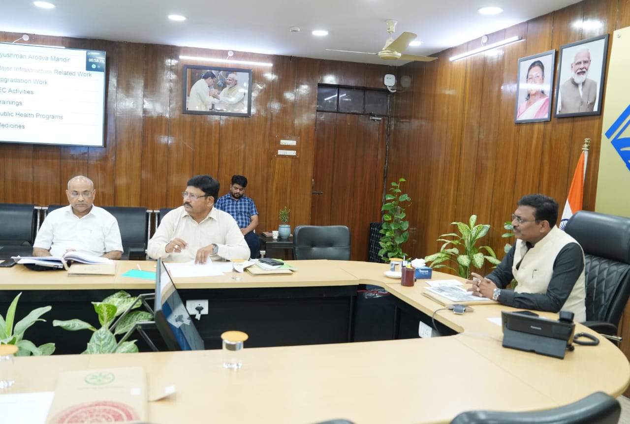मुख्य सचिव आनन्द बर्द्धन ने सचिवालय में आयुष विभाग की समीक्षा की।