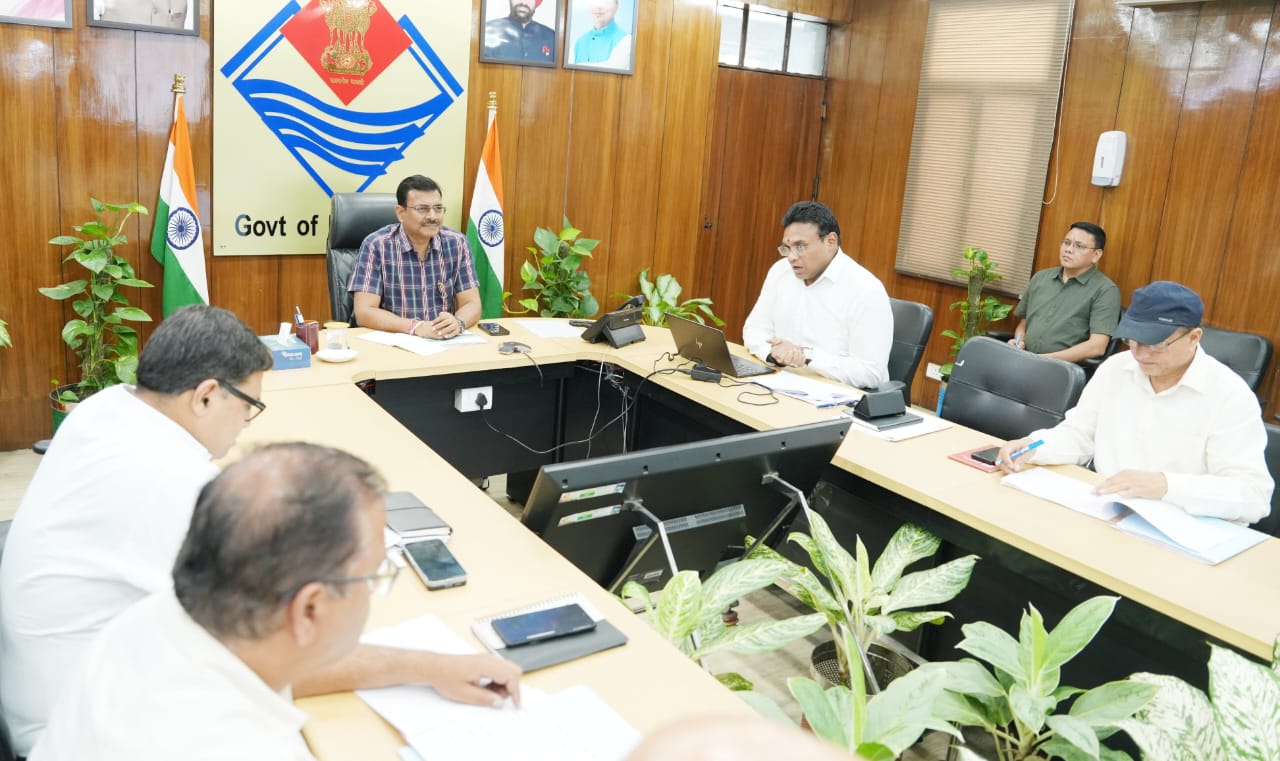 मुख्य सचिव आनन्द बर्द्धन ने सोमवार को सचिवालय में सिंचाई एवं लघु सिंचाई विभाग की समीक्षा की