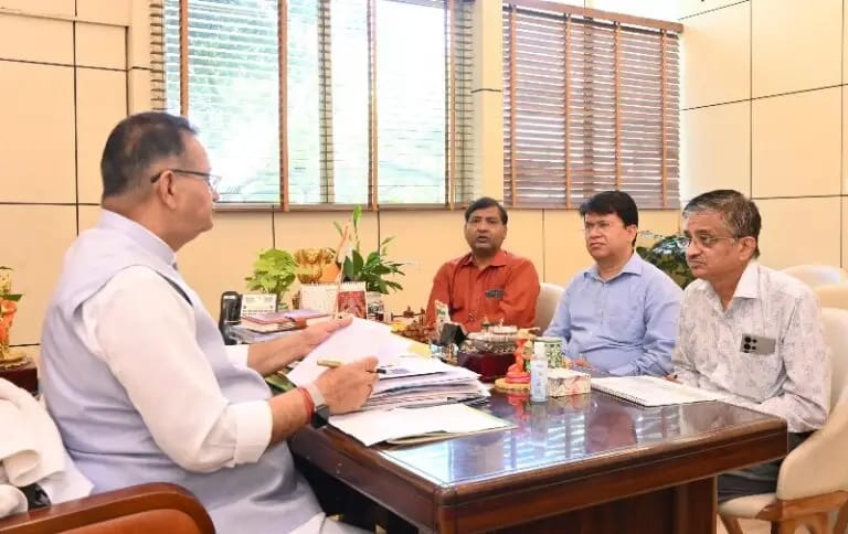 कैबिनेट मंत्री गणेश जोशी ने ओलावृष्टि से फसलों के नुकसान को लेकर विभागीय अधिकारियों से विस्तृत जानकारी ली