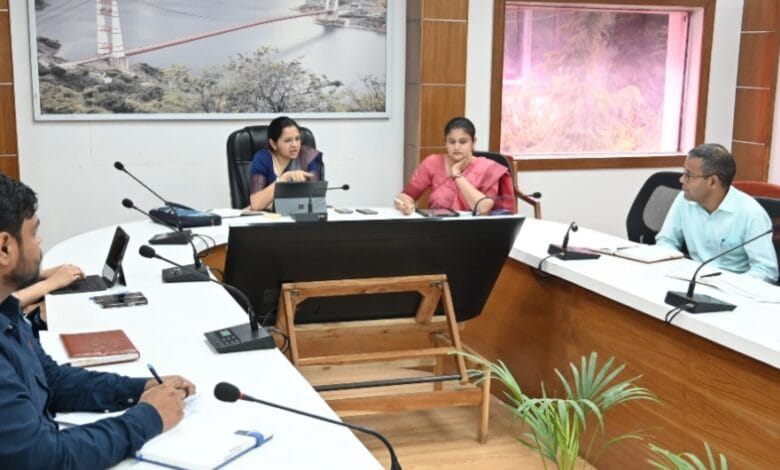 DM नितिका खंडेलवाल ने जिला सभागार में जल जीवन मिशन की समीक्षा बैठक ली