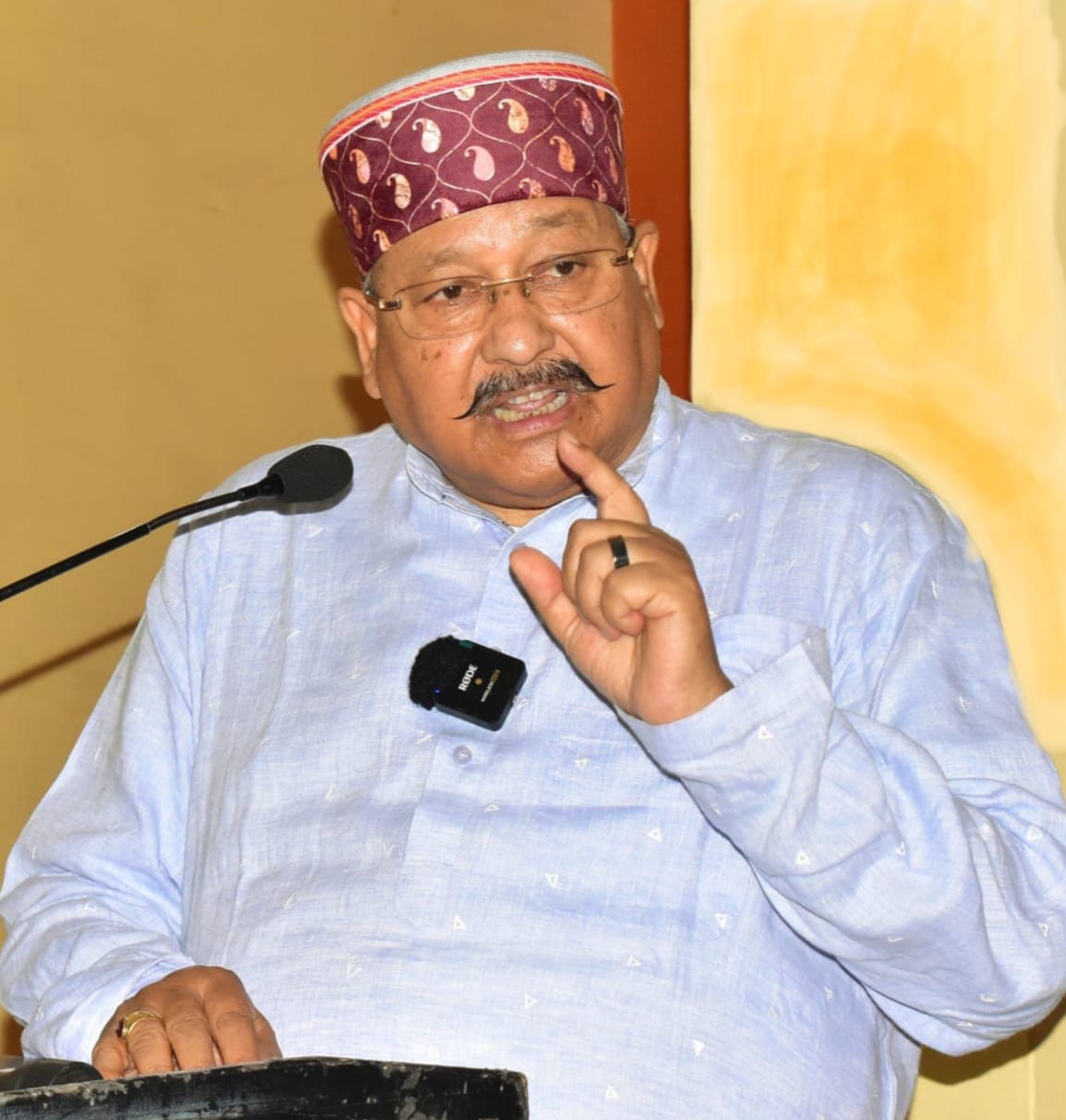 महाराज ने विमान हादसे को बताया दुर्भाग्यपूर्ण, घटना पर दुःख जताया