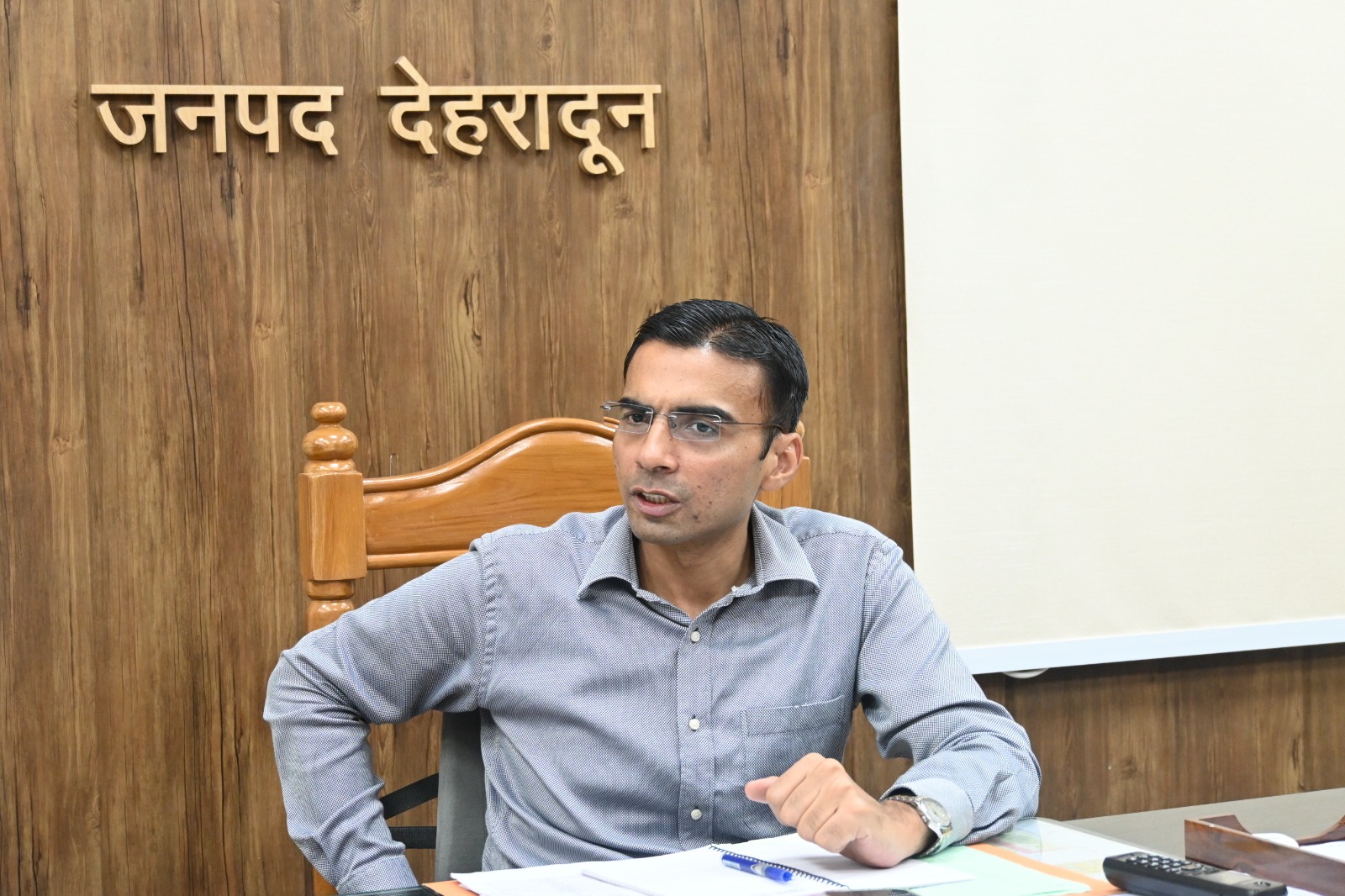 कार्यालय में जुआ खेलने वालों पर अब डीएम ने तरेरी नजर, लिया तत्काल सख्त एक्शन; किया निलम्बित