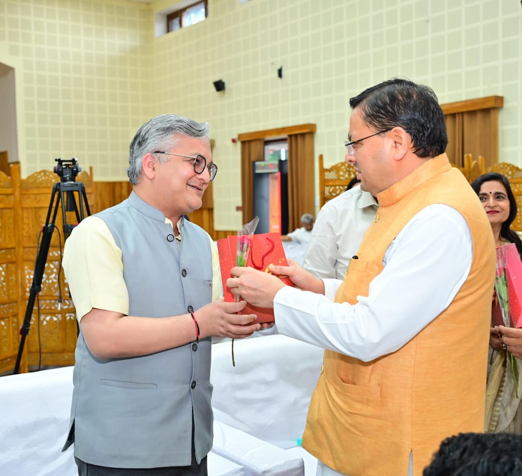 सीएम धामी ने राष्ट्रीय डॉक्टर्स डे के अवसर पर मुख्यमंत्री आवास में प्रदेशभर से आए चिकित्सकों को सम्मानित किया