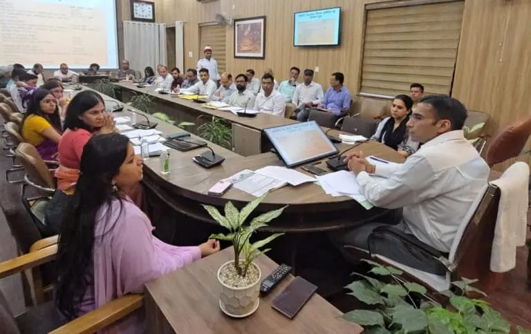 डीएम बंसल ने ली पशु क्रूरता निवारण समिति की बैठक