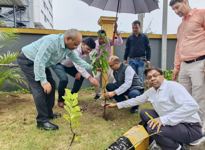 उत्तराखंड राज्य आपदा प्रबंधन प्राधिकरण में हरेला पर्व के अवसर पर पौधारोपण किया गया