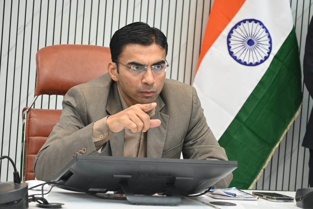 विशेषाधिकार का प्रयोग कर डीएम ने दोषी इंस्पेक्टर पिता का शस्त्र लाईसेंस किया निलम्बित; एसएसपी को असलहा जब्त करने के हुए आदेश