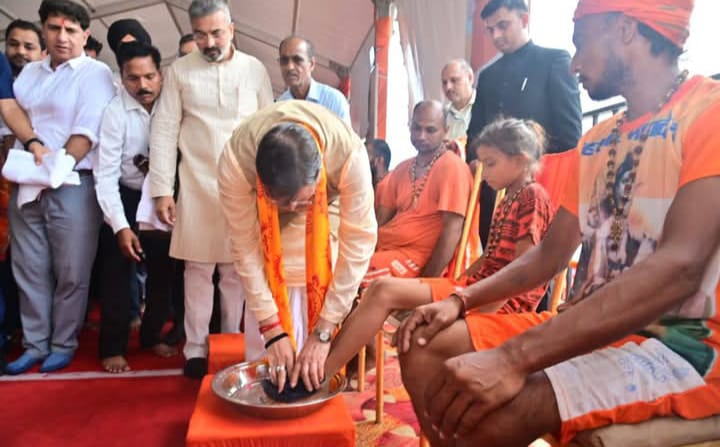 हरिद्वार में सीएम धामी ने की कांवड़ियों की चरण वंदना, मंगलमय यात्रा के लिए की कामना