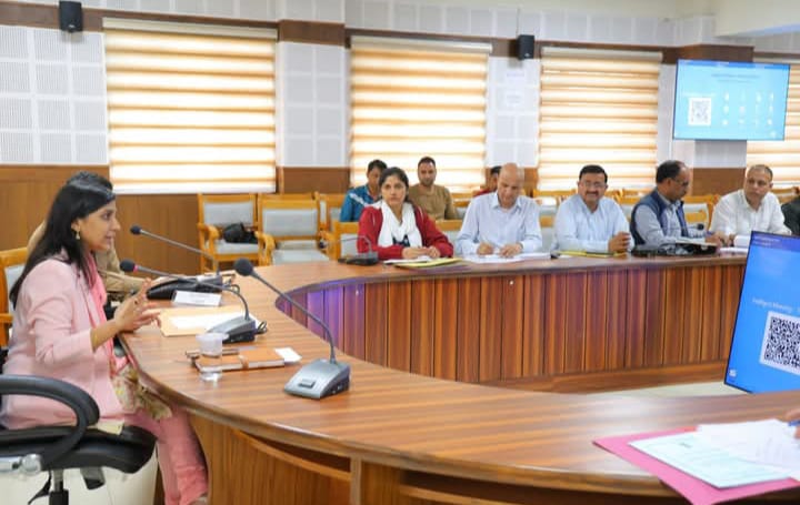 जिलाधिकारी/जिला निर्वाचन अधिकारी स्वाति एस. भदौरिया ने निर्वाचन संबंधी तैयारियों की समीक्षा बैठक की