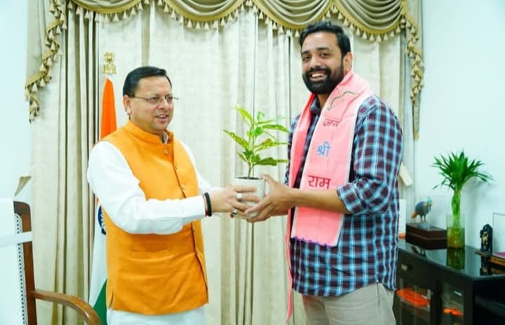 मुख्यमंत्री धामी से अंतर्राष्ट्रीय बास्केटबॉल खिलाड़ी तथा इंडियन नेशनल बास्केटबॉल टीम के कैप्टन विशेष भृगुवंशी ने भेंट की