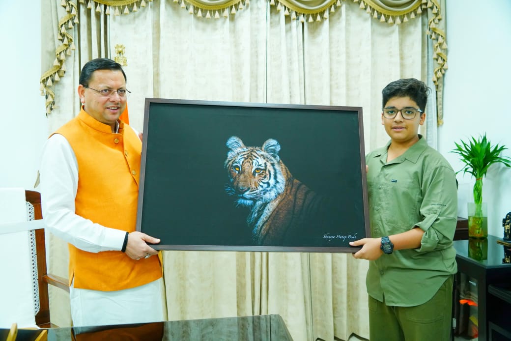 मुख्यमंत्री धामी से छात्र व प्रतिभाशाली वाइल्ड लाइफ फोटोग्राफर शौर्य प्रताप बिष्ट ने भेंट की
