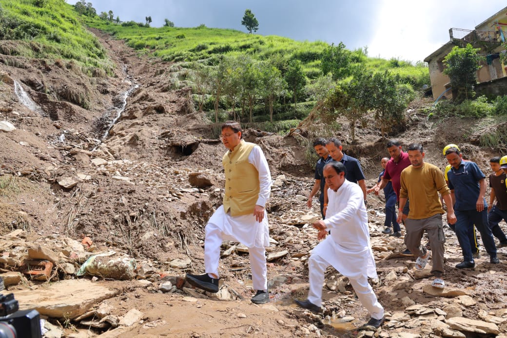 मुख्यमंत्री धामी ने पौड़ी जनपद के आपदाग्रस्त क्षेत्र सैंजी का स्थलीय निरीक्षण किया