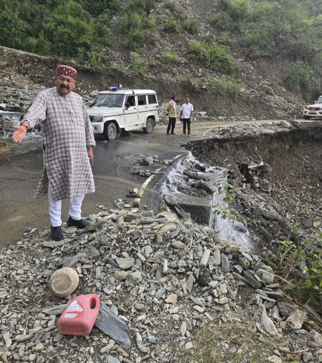 महाराज ने निमोलिया गदेरे का किया निरीक्षण