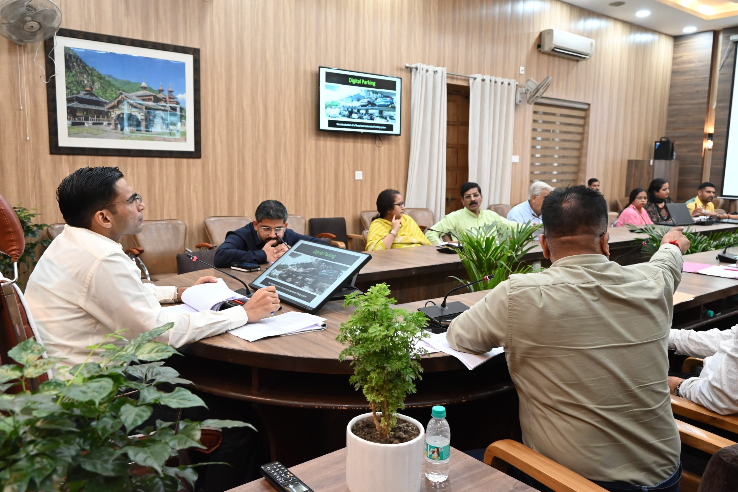 मा0 मुख्यमंत्री की अपेक्षा अनुरूप सुविधाओं में निजी चिकित्सालयों से कम न रहे अपने जनमन के सरकारी अस्पतालः डीएम