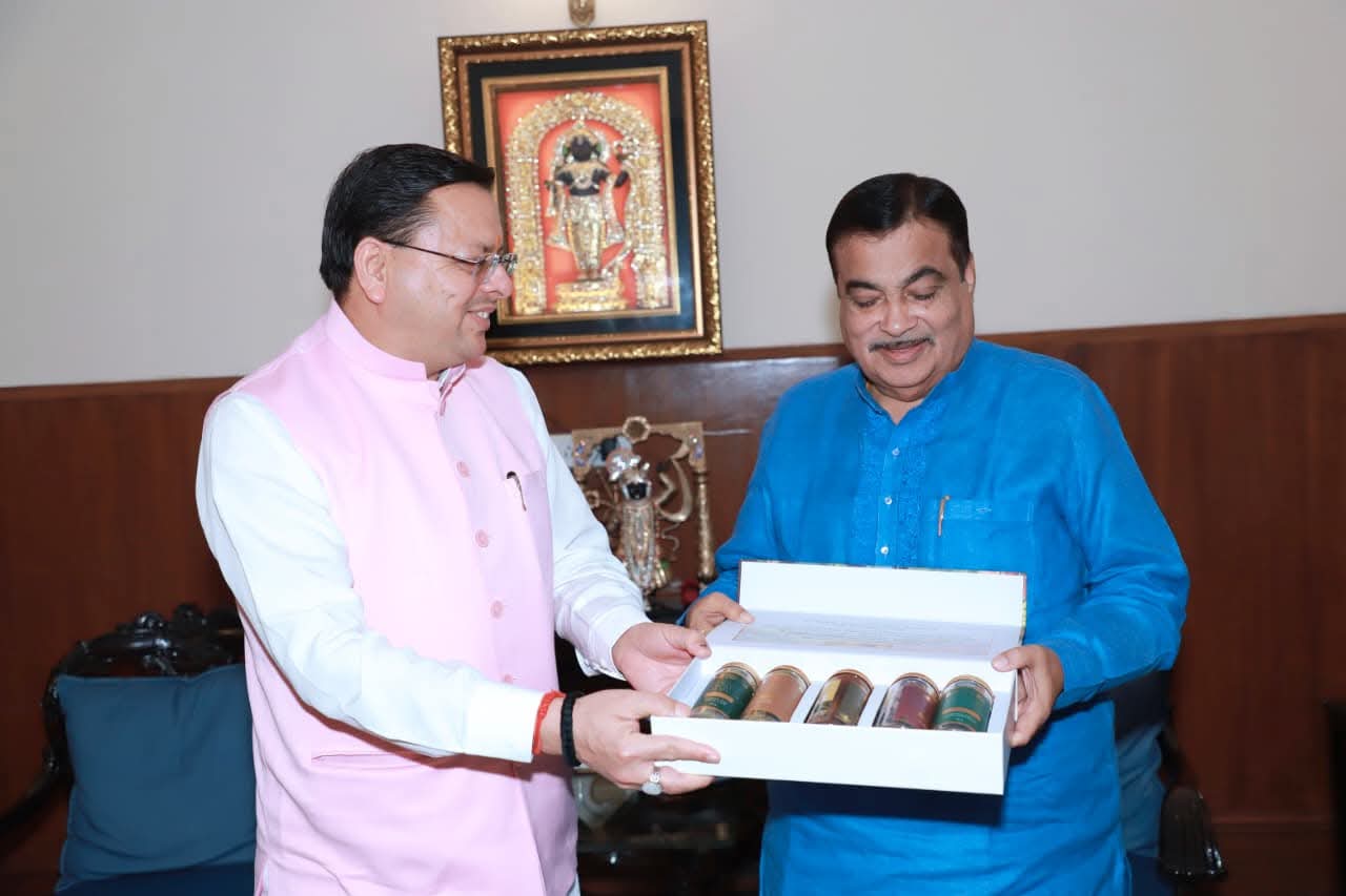 मुख्यमंत्री धामी ने केंद्रीय सड़क परिवहन एवं राजमार्ग मंत्री श्री नितिन गडकरी से शिष्टाचार भेंट की
