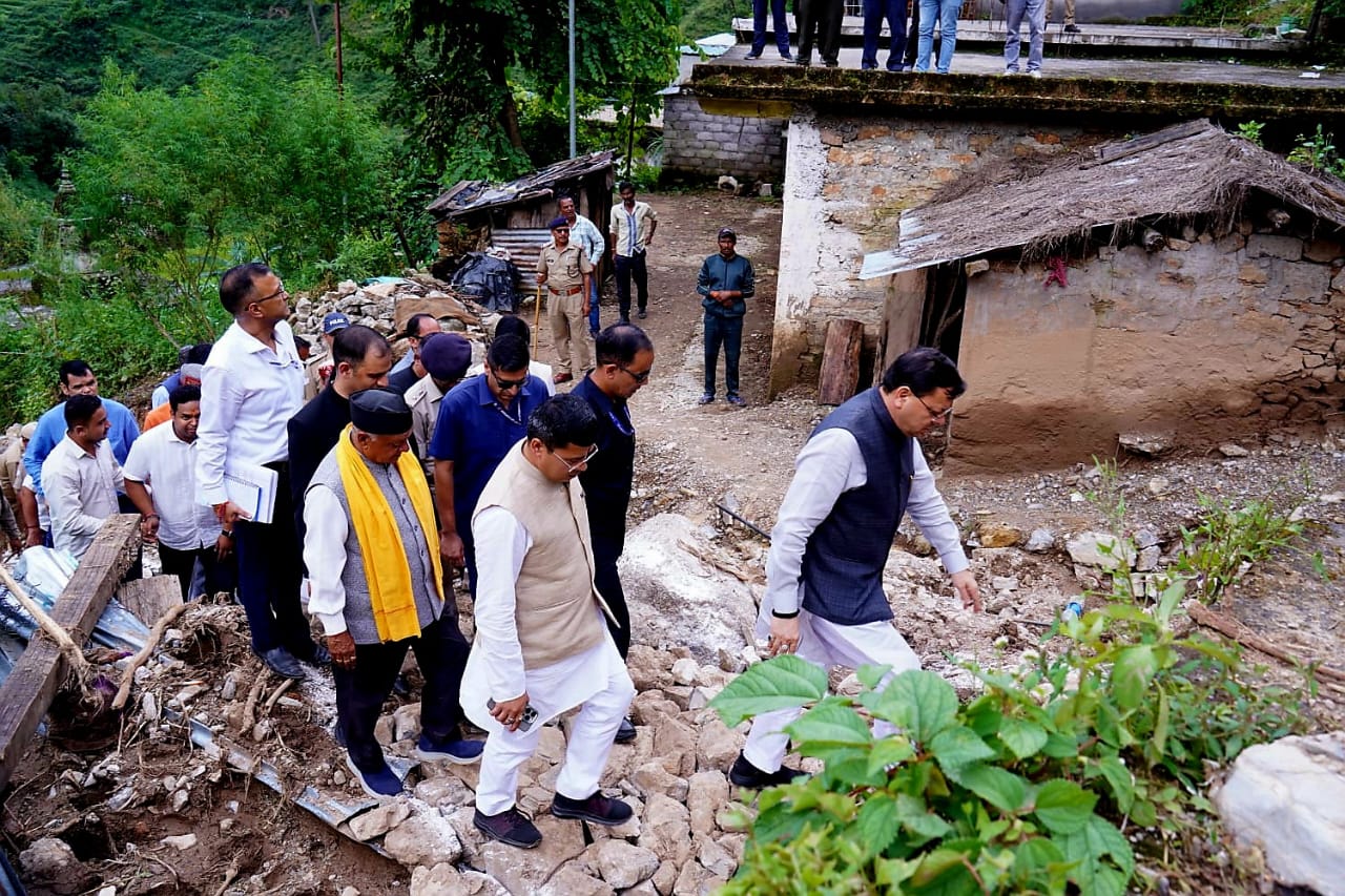 मुख्यमंत्री धामी ने बागेश्वर जनपद के आपदा प्रभावित क्षेत्र पौंसरी में ग्रामीणों से भेंट कर उनका हालचाल जाना।