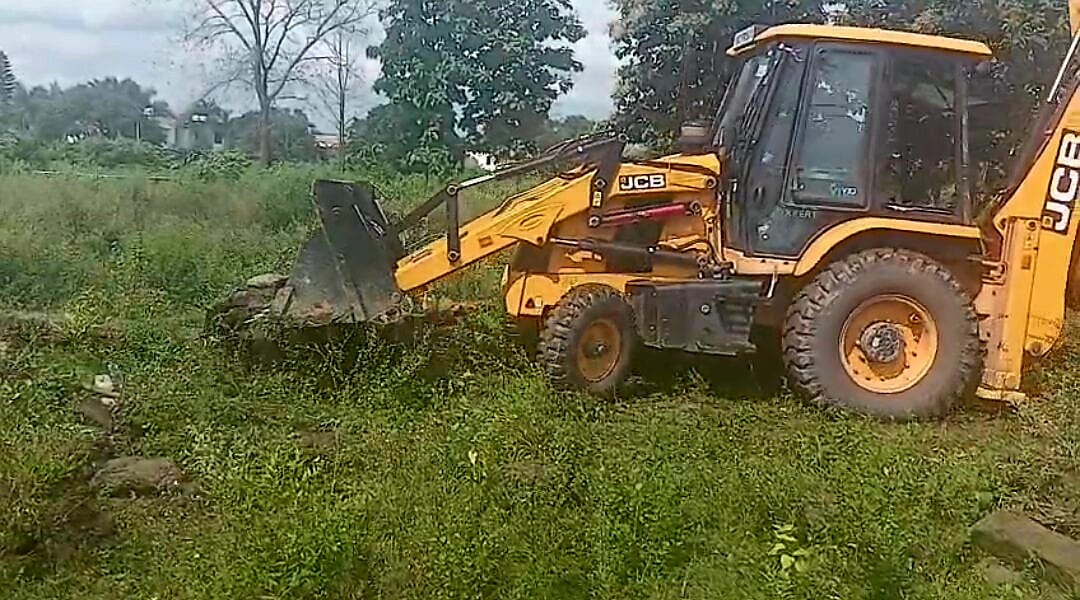 MDDA का अवैध प्लॉटिंग और निर्माण पर चला बुलडोज़र