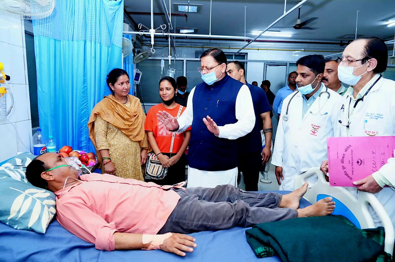 मुख्यमंत्री धामी ने दून अस्पताल में भर्ती वरिष्ठ पत्रकार  मोहन भुलानी का हालचाल जाना