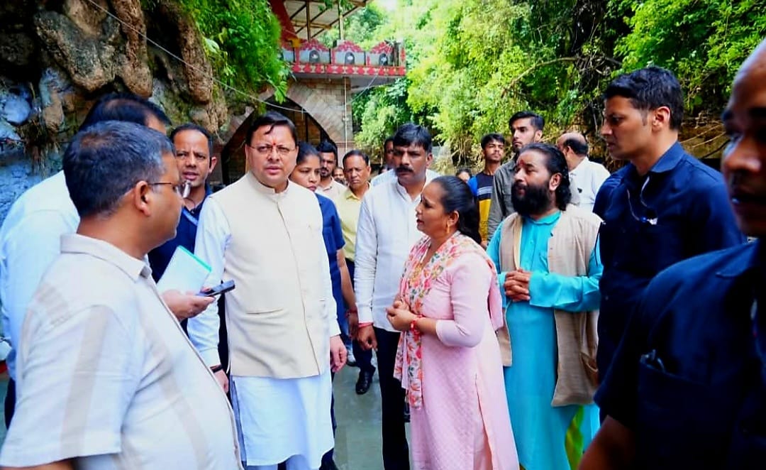 आपदा प्रभावित क्षेत्र में नुकसान का स्थलीय निरीक्षण करने पहुंचे मुख्यमन्त्री धामी
