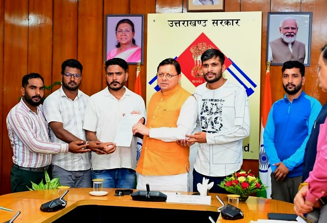 मुख्यमंत्री धामी से मिला बेरोजगार संघ