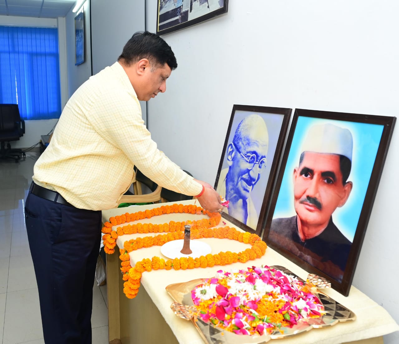 राष्ट्रपिता महात्मा गांधी एवं स्व. लाल बहादुर शास्त्री की जयंती के अवसर पर सूचना एवं लोक संपर्क विभाग में आयोजित किया गया श्रद्धांजलि कार्यक्रम