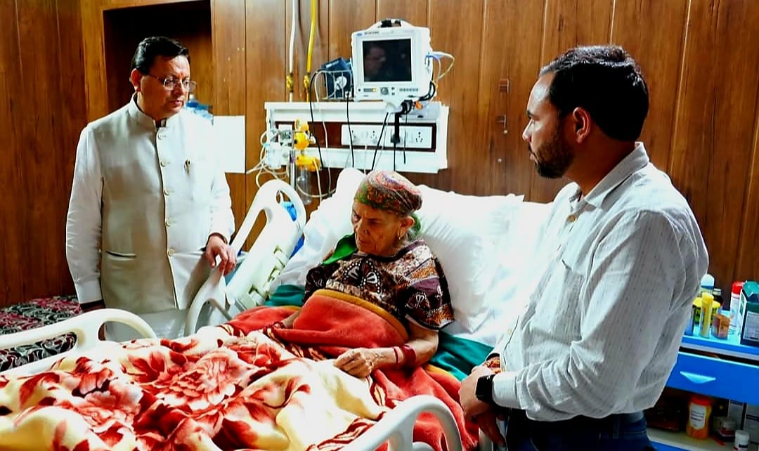 मुख्यमंत्री धामी ने कैबिनेट मंत्री डॉ. धन सिंह रावत की माता जी से भेंट कर उनके स्वास्थ्य की जानकारी ली