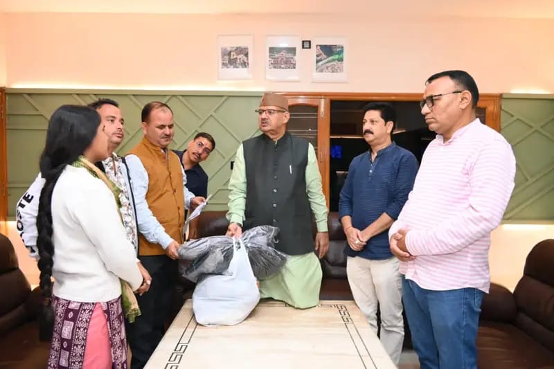 कैबिनेट मंत्री गणेश जोशी ने सहस्त्रधारा में आपदा प्रभावितों से मुलाकात कर उन्हें राहत किट वितरित की