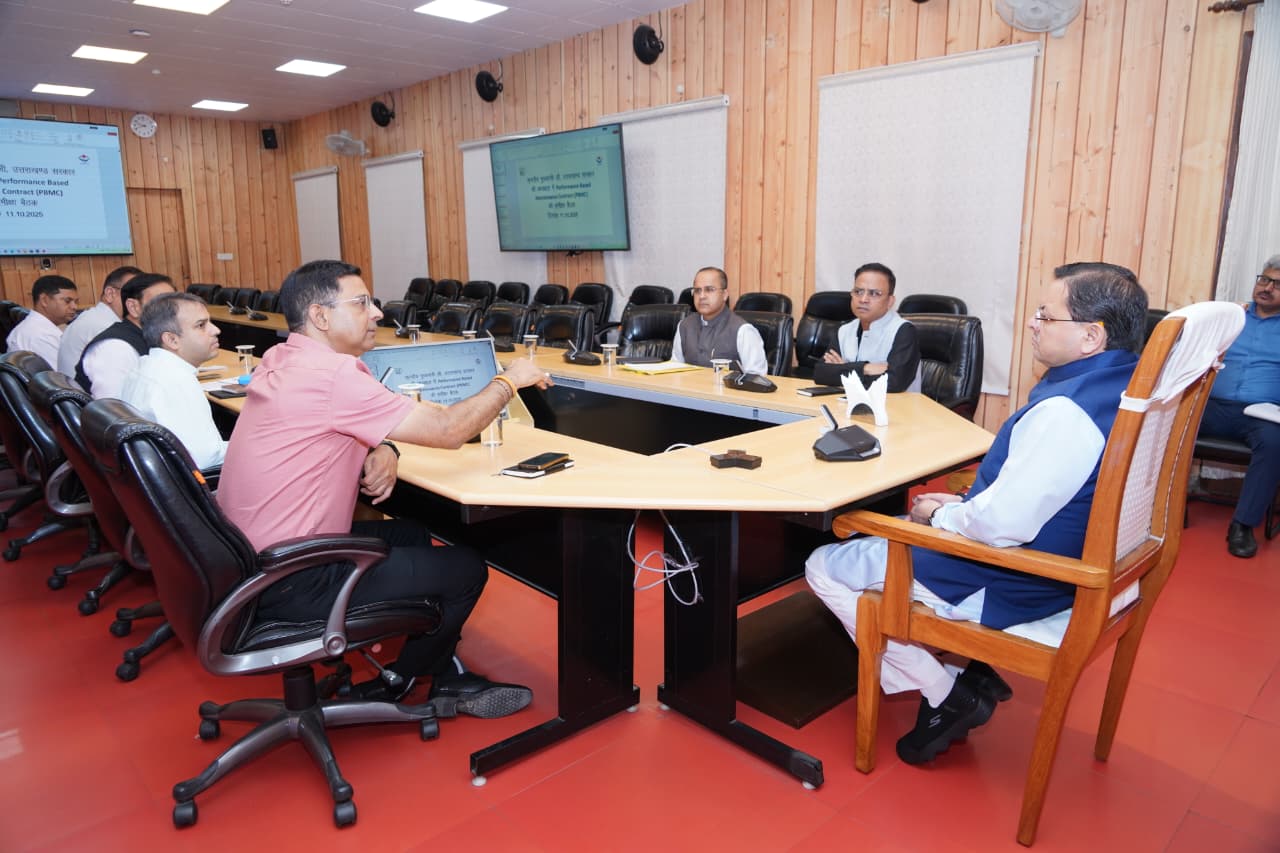 मुख्यमंत्री पुष्कर सिंह धामी ने प्रदेश की सभी सड़कों को शीघ्र गड्ढा मुक्त करने के अधिकारियों को दिए निर्देश
