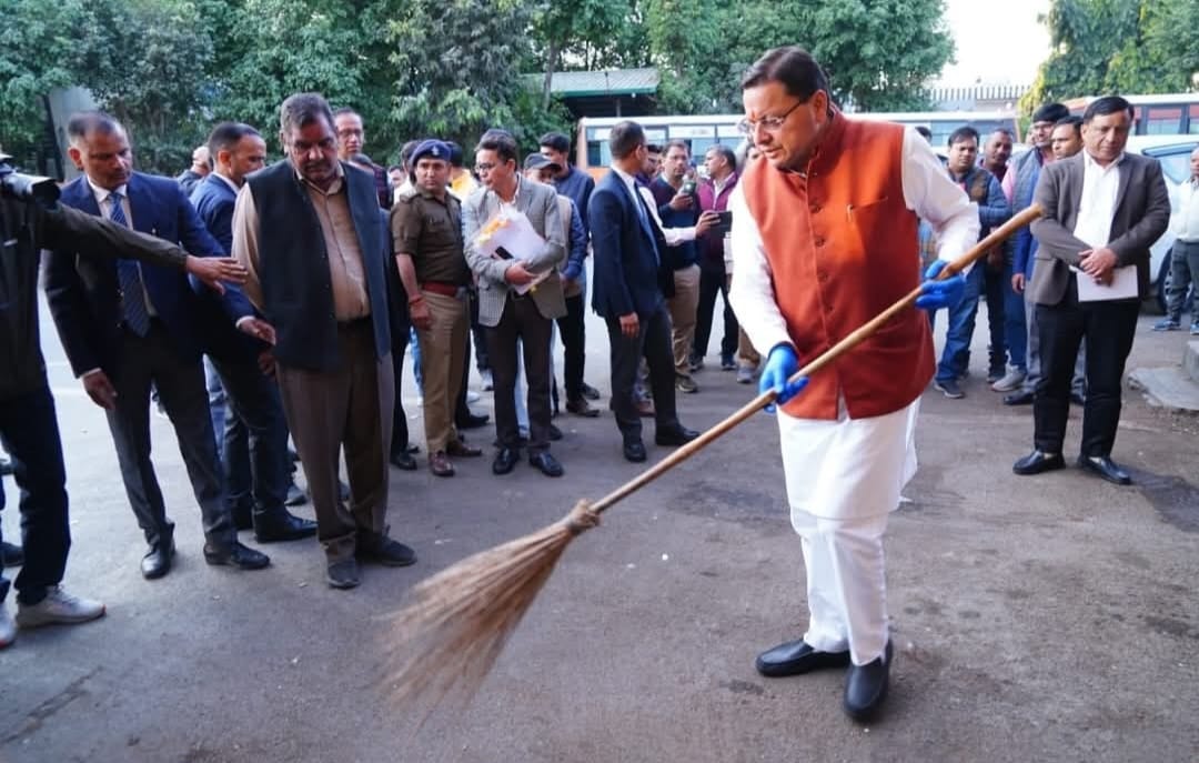 देहरादून आईएसबीटी में फैली गंदगी देख सीएम धामी हुए नाराज, खुद झाड़ू उठाकर किया साफ