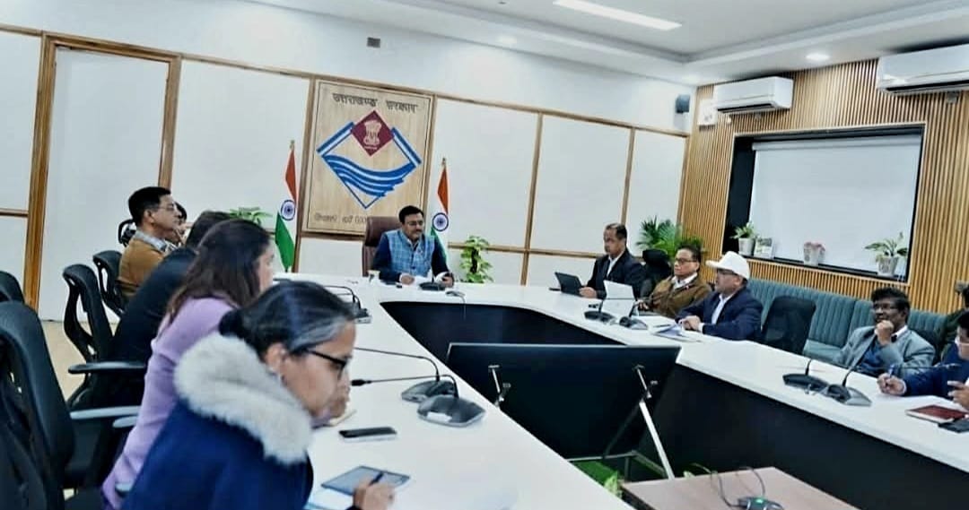 मुख्य सचिव आनन्द बर्द्धन ने सचिवालय में सभी जिलाधिकारियों के साथ वर्चुअल बैठक की