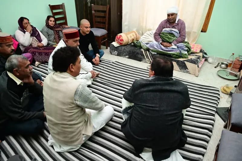 सीएम धामी ने विधायक विधायक सहदेव सिंह पुंडीर के आवास पर जाकर उनकी माता जी के निधन पर शोक प्रकट किया